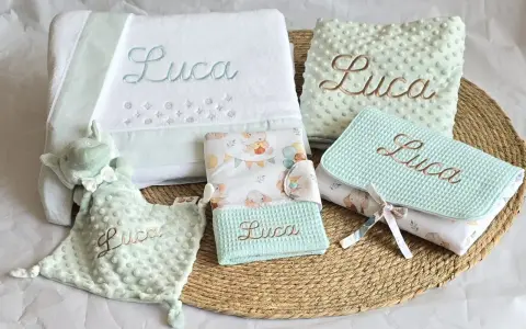 Conjunto de canastilla para bebé con bordado "Luca". Incluye toalla, mantita, peluche y cambiador. ¡Patrones canastilla bebé gratis para crear un regalo único!