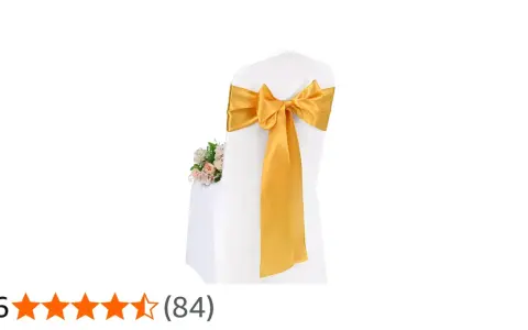 Silla blanca cubierta con tela para lazos dorados, adornada con un ramo de flores.