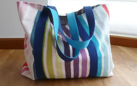 Bolsa de playa a rayas, ideal para aprender como hacer una bolsa de playa.