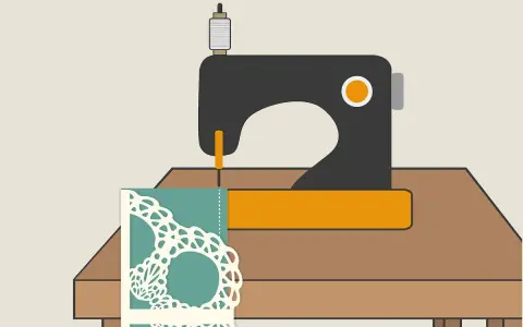 Máquina de coser sobre una mesa, lista para coser los encajes en telas.