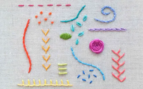 Ejemplos de puntadas para bordado principiantes: líneas, puntos, flechas, espirales y una flor.