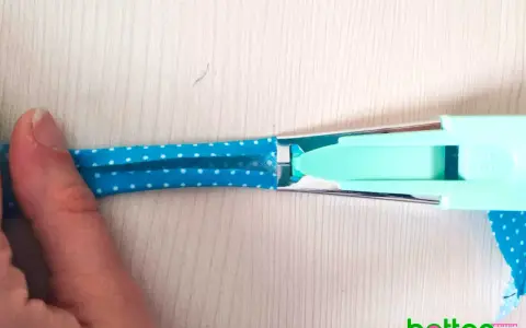 Herramienta para doblar tela y crear un bies perfecto. Paso a paso, cómo hacer un bies de tela.