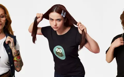 Mujer con tatuajes y camiseta de gorila, chica con camiseta de búho, niño con camiseta de piruletas. Ideas para como hacer una camiseta personalizada.