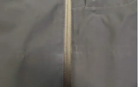 Detalle de una cremallera en tela oscura. ¿Cuánto cuesta cambiar una cremallera?