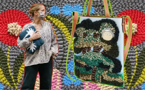 Mujer con bolso y cartera de bordar con punzón, con Totoro en un árbol y fondo de tejido abstracto.