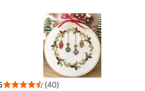 Hermosos patrones bordado navidad con adornos colgantes y guirnalda de acebo.