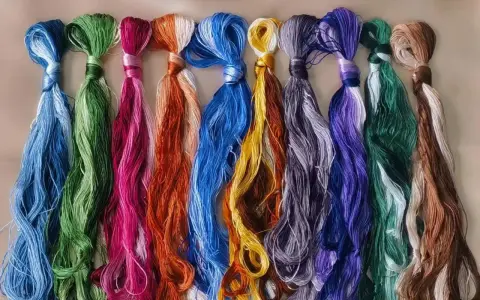 Un surtido de hilos de seda de colores vibrantes, listos para dar vida a cualquier proyecto de bordado.
