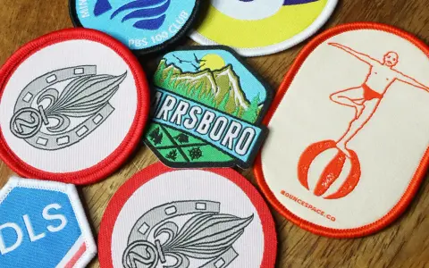 Variedad de parches para ropa, con diseños de herraduras, montañas y un clavadista. Ideas para como hacer parches para ropa.