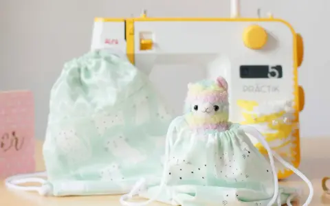 Un patrón de mochila de tela con un adorable diseño de gatitos y un peluche de llama arcoíris, listo para ser cosido.