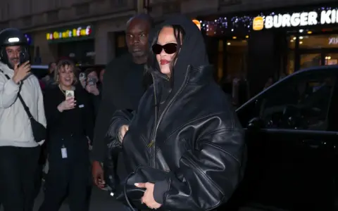 Rihanna, con su capucha transformada en un elegante cuello de cuero, se dirige a su coche.