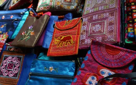 Bolsos de tela originales con bordados de elefantes, flores y patrones geométricos. ¡Inspiración para hacer bolsos de tela originales!
