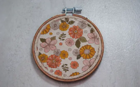 Bastidor con tela estampada de flores estilo retro. Ideal para crear patrones para bordar en bastidor y dar un toque vintage a tus creaciones.