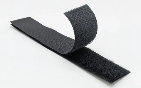 Cintas de velcro negro separándose. Inspirado en la naturaleza, George de Mestral es quién inventó el velcro.