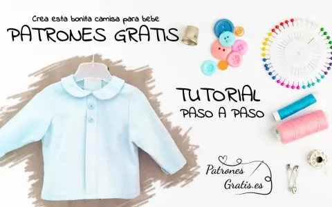 Camisa de bebé azul colgada, con botones y accesorios de costura. ¡Descarga patrones gratis de bebé para imprimir y crea esta prenda!