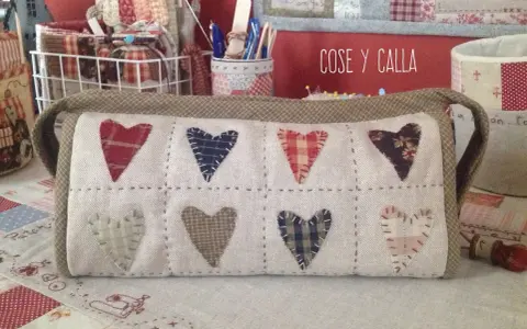 Estuche de tela con apliques de corazones de patchwork. Un patrón encantador para guardar tus tesoros de costura.