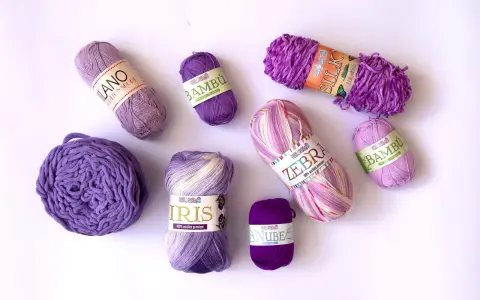 Ovillos de lana de diversos colores y texturas, listos para tejer. Aquí se ve de donde sale el hilo para crear maravillosas prendas.