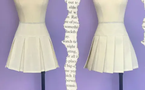 Falda beige con pliegues, una **técnica de costura que forma pliegues en la tela** para un estilo clásico.