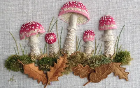 Un bosque encantado cobra vida con un detallado bordado 3D de setas, musgo y hojas de roble.