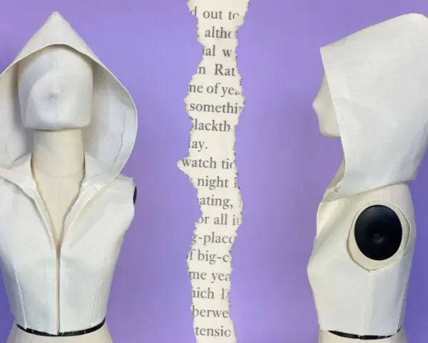 Maniquí con una capucha de tela cruda, mostrando cómo hacer una capucha.