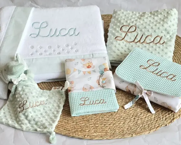 Conjunto de canastilla para bebé con bordado "Luca". Incluye toalla, mantita, peluche y cambiador. ¡Patrones canastilla bebé gratis para crear un regalo único!