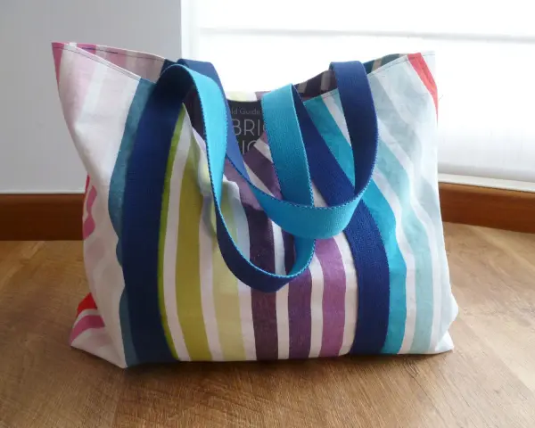 Bolsa de playa a rayas, ideal para aprender como hacer una bolsa de playa.