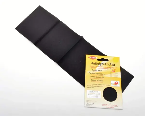 Parche negro para reparar textiles, ideal para saber como pegar un parche con plancha. Fácil de usar y duradero.