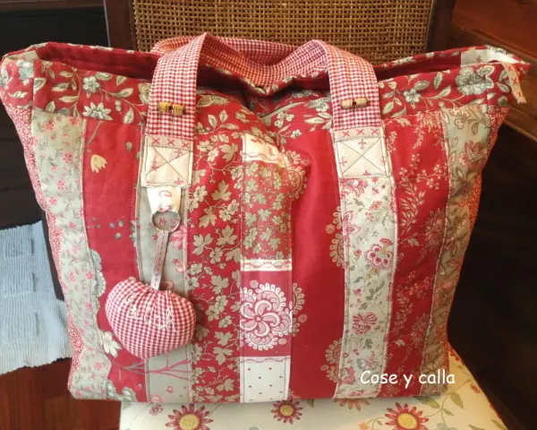Bolso de tela patchwork, ideal para aprender como hacer bolsas de tela. Confeccionado con retales florales rojos y beige.