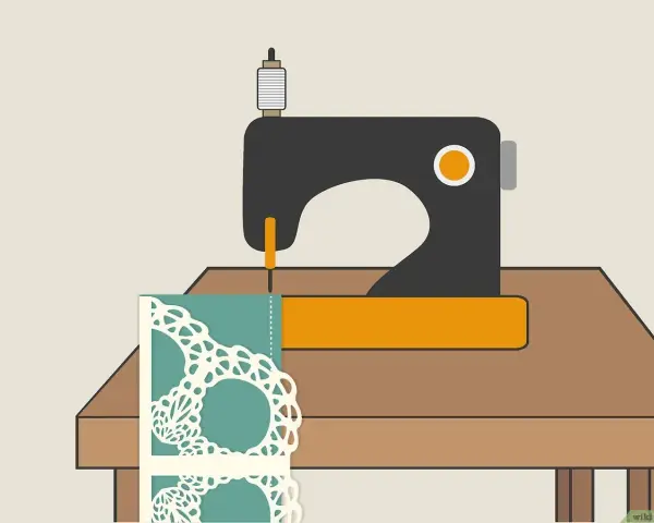 Máquina de coser sobre una mesa, lista para coser los encajes en telas.