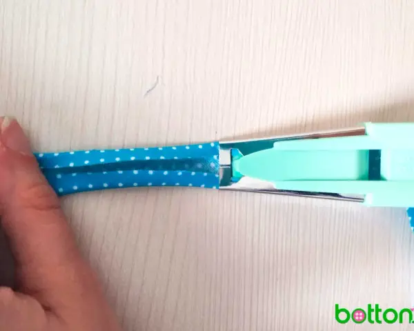Herramienta para doblar tela y crear un bies perfecto. Paso a paso, cómo hacer un bies de tela.