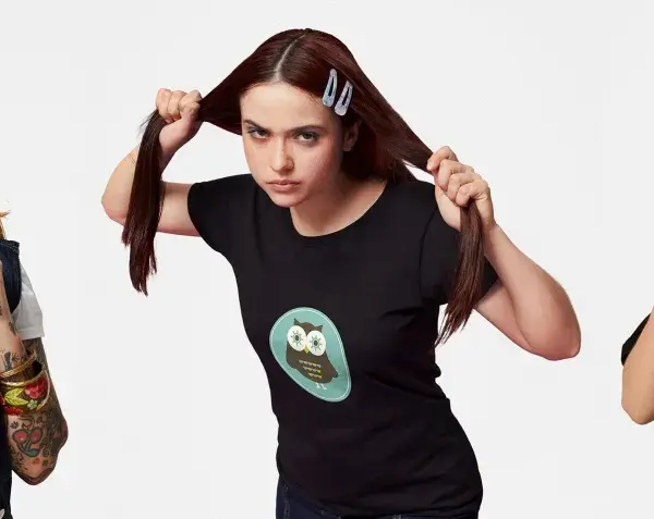 Mujer con tatuajes y camiseta de gorila, chica con camiseta de búho, niño con camiseta de piruletas. Ideas para como hacer una camiseta personalizada.