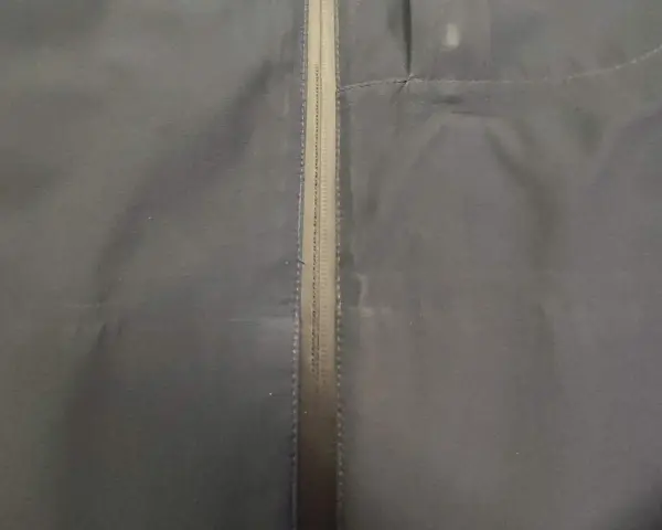 Detalle de una cremallera en tela oscura. ¿Cuánto cuesta cambiar una cremallera?
