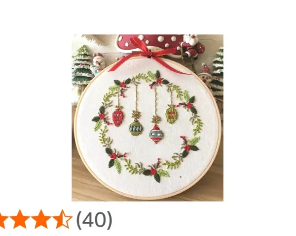 Hermosos patrones bordado navidad con adornos colgantes y guirnalda de acebo.