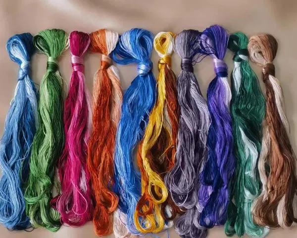 Un surtido de hilos de seda de colores vibrantes, listos para dar vida a cualquier proyecto de bordado.