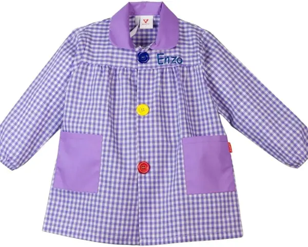 Batas con nombre bordado "Enzo", a cuadros lilas y blancos, con bolsillos y botones de colores.