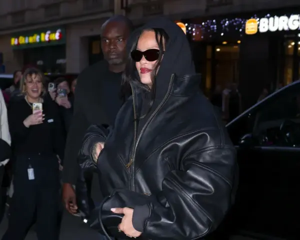 Rihanna, con su capucha transformada en un elegante cuello de cuero, se dirige a su coche.