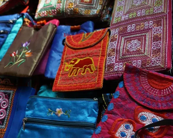 Bolsos de tela originales con bordados de elefantes, flores y patrones geométricos. ¡Inspiración para hacer bolsos de tela originales!