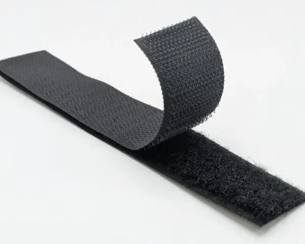 Cintas de velcro negro separándose. Inspirado en la naturaleza, George de Mestral es quién inventó el velcro.