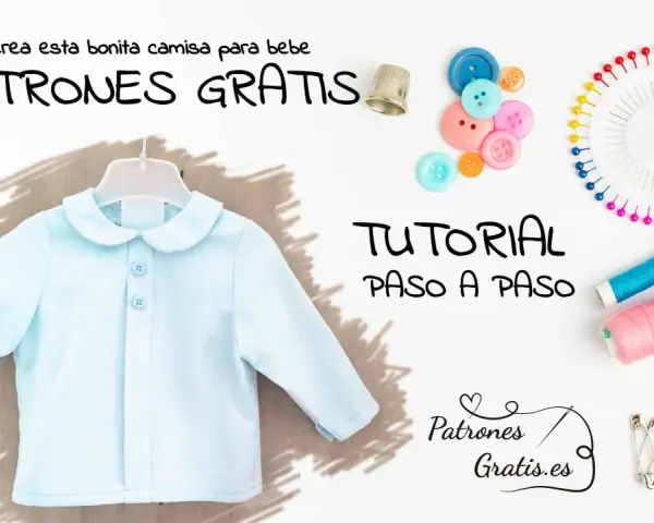 Camisa de bebé azul colgada, con botones y accesorios de costura. ¡Descarga patrones gratis de bebé para imprimir y crea esta prenda!