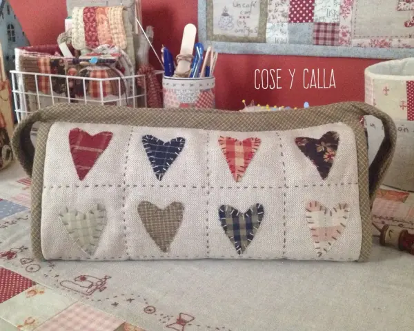 Estuche de tela con apliques de corazones de patchwork. Un patrón encantador para guardar tus tesoros de costura.