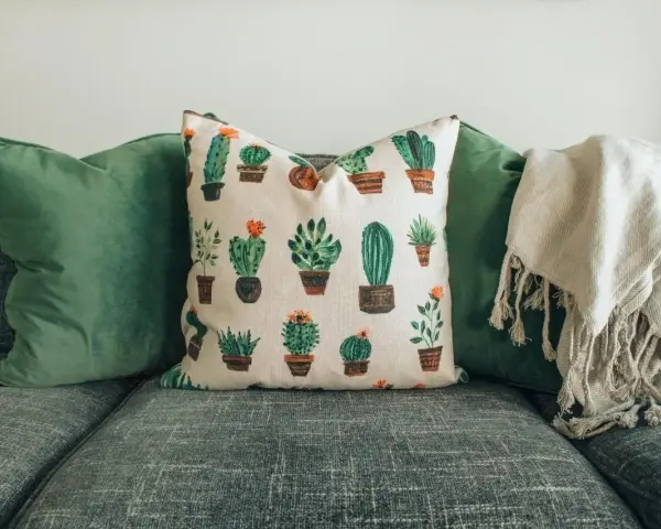 Cojín con estampado de cactus, ideal para inspirar ideas para coser a mano y dar vida a tus proyectos.