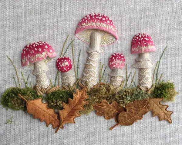 Un bosque encantado cobra vida con un detallado bordado 3D de setas, musgo y hojas de roble.
