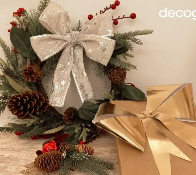 Corona navideña con lazo plateado y regalos con lazo dorado. Aprende como hacer un lazo con cinta ancha para tus decoraciones.