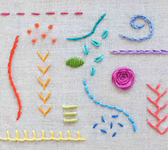Ejemplos de puntadas para bordado principiantes: líneas, puntos, flechas, espirales y una flor.