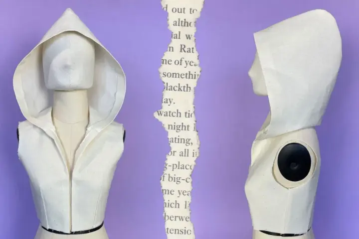Maniquí con una capucha de tela cruda, mostrando cómo hacer una capucha.