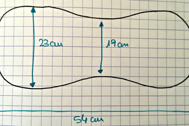 Patrones arrullo bebé medidas: contorno de 54 cm de largo, 23 cm de ancho en los extremos y 19 cm en el centro.