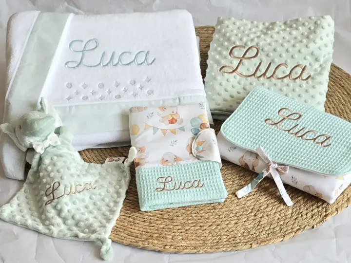 Conjunto de canastilla para bebé con bordado "Luca". Incluye toalla, mantita, peluche y cambiador. ¡Patrones canastilla bebé gratis para crear un regalo único!
