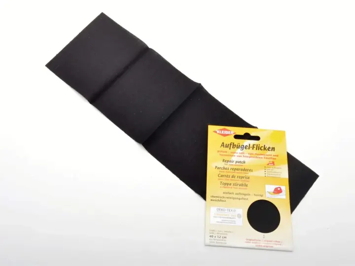 Parche negro para reparar textiles, ideal para saber como pegar un parche con plancha. Fácil de usar y duradero.