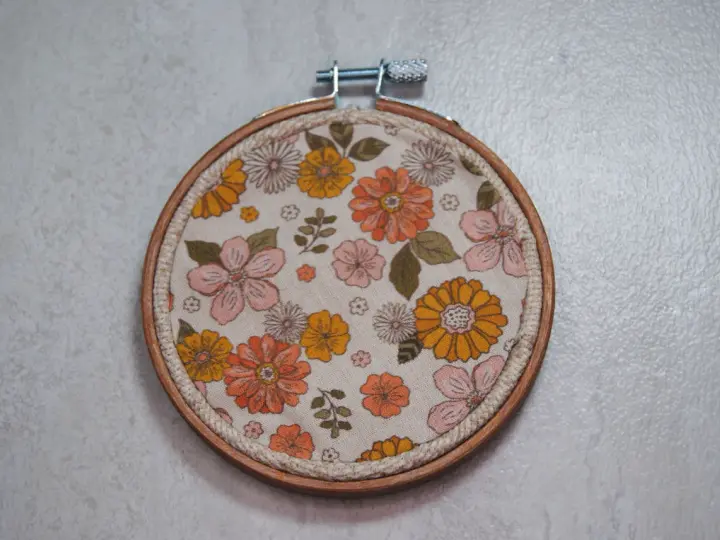 Bastidor con tela estampada de flores estilo retro. Ideal para crear patrones para bordar en bastidor y dar un toque vintage a tus creaciones.