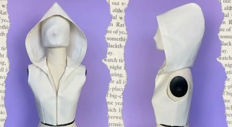 Maniquí con una capucha de tela cruda, mostrando cómo hacer una capucha.