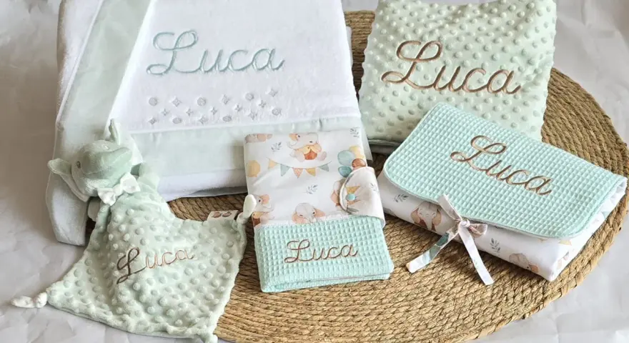 Conjunto de canastilla para bebé con bordado "Luca". Incluye toalla, mantita, peluche y cambiador. ¡Patrones canastilla bebé gratis para crear un regalo único!